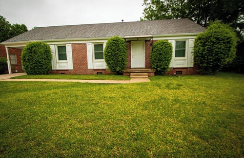 Little Rock Haus | Soothing 3-bedroom house with AC in charming Little Rock