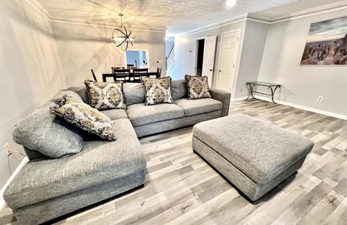 Stone Mountain Haus | Soothing Townhome