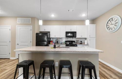 Melbourne Wohnung | Sophisticated 3BD/2BA Retreat: Pool, Gym, Laundry