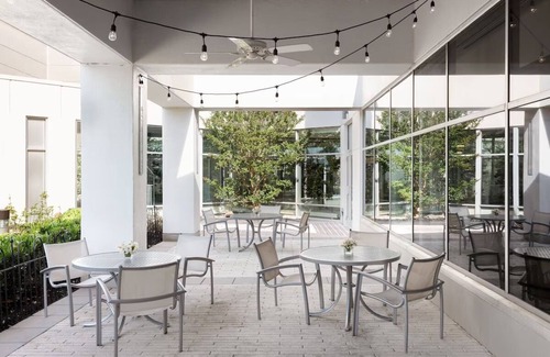 Iselin Haus | Sophisticated Hotel with Spacious Rooms & Complimentary Shuttle Service