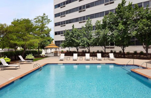 Iselin Haus | Sophisticated Hotel with Spacious Rooms & Complimentary Shuttle Service