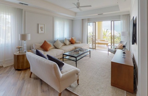 Seven Mile Beach Eigentumswohnung | Sophisticated Ocean View Residence located at The Ritz-Carlton