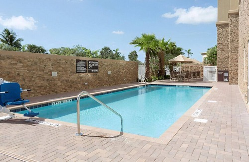 Pompano Isles Haus | Sophisticated Room for Business & Leisure Travel