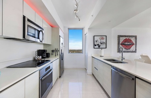 Hallandale Beach Wohnung | ★ Sophisticated Miami Retreat at Beachwalk with Expansive Balcony Views