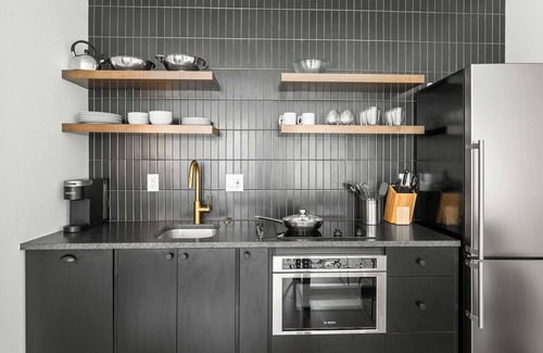 Old City Wohnung | Sosuite | 2Bed Apt w Den, Laundry, Desk