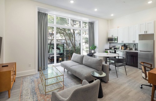 Rittenhouse Row Wohnung | Sosuite | Window Wall 1BR Apt w W/D, Desk