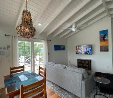 Placencia Haus | Sound of The Sea-walking distance to everything