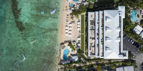 Seven Mile Beach Wohnung | South Bay Beach Club - Two Bedroom Beachfront Condos by Grand Cayman Villas & Condos