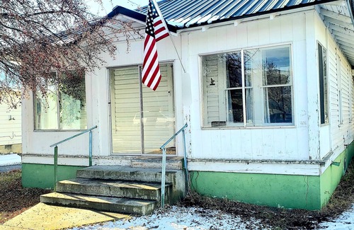 Baker City Haus | South East Bungalow 2bd/1bth 3-blocks to Main Street in Downtown