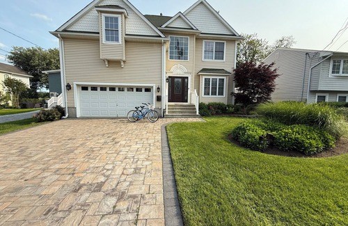 Spring Lake Heights Haus | South End 4BR, 5 pool beach badges, bikes. Shady private yard. sleeps 10
