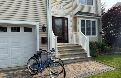 Spring Lake Heights Haus | South End 4BR, 5 pool beach badges, bikes. Shady private yard. sleeps 10