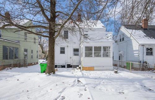 South Euclid Haus | South Euclid 3BR Cozy Winter Escape