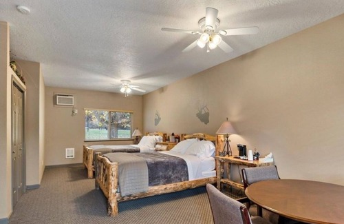 Lowman Hotel | Southfork Lodge - Riverside Inn