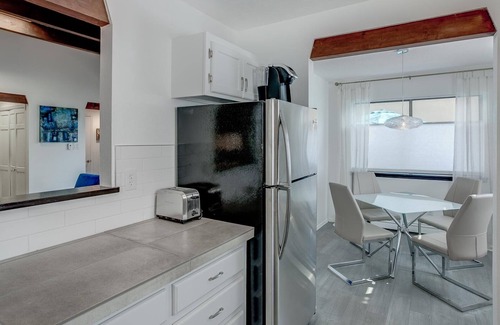 Santa Fe Haus | Southwest Modern 2 Bed 2 Bath Stadthaus mit privatem Innenhof in zentraler Lage