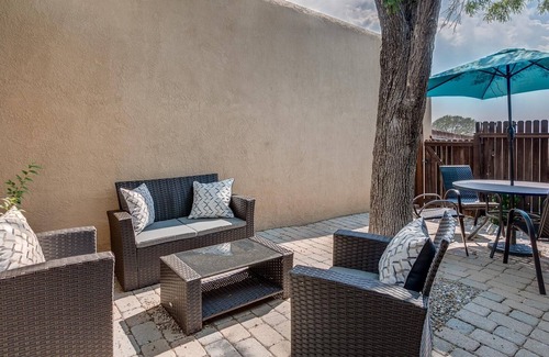 Santa Fe Haus | Southwest Modern 2 Bed 2 Bath Stadthaus mit privatem Innenhof in zentraler Lage