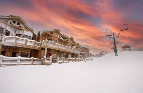 Champion Haus | Southwinds Ultimate Slope Side Relaxation Spot