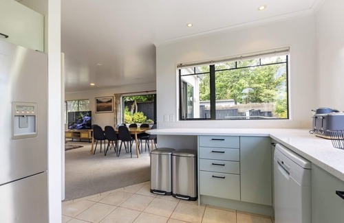 Greenlane - Ellerslie Haus | Spa, Movies, Pool table, Table tennis - Ellerslie!
