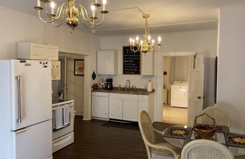 DeLand Wohnung | The Theatre Suite - ein geräumiges, schön eingerichtetes Schlafzimmer mit einem Schlafzimmer in der Nähe von Stetson