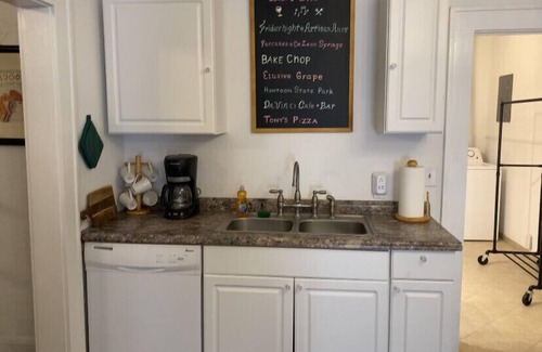 DeLand Wohnung | The Theatre Suite - ein geräumiges, schön eingerichtetes Schlafzimmer mit einem Schlafzimmer in der Nähe von Stetson