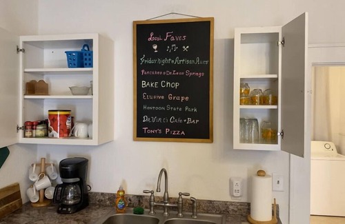 DeLand Wohnung | The Theatre Suite - ein geräumiges, schön eingerichtetes Schlafzimmer mit einem Schlafzimmer in der Nähe von Stetson