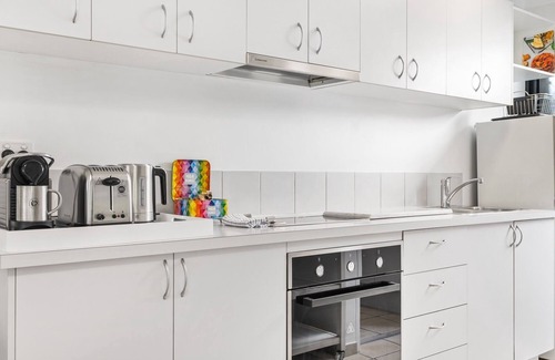 Wooloowin Wohnung | Spacious 1-Bed Unit with Outdoor Patio Dining