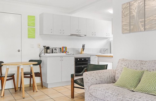 Wooloowin Wohnung | Spacious 1-Bed Unit with Outdoor Patio Dining