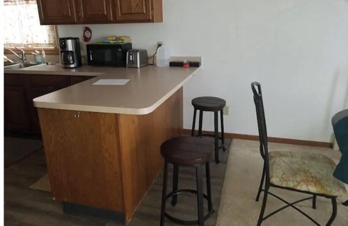 Bismarck Wohnung | Spacious 1 BR Apartment located above a Salon.