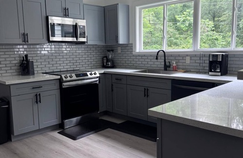 Raleigh Haus | Spacious 10- Bedroom House Vibrant Memphis With Pool