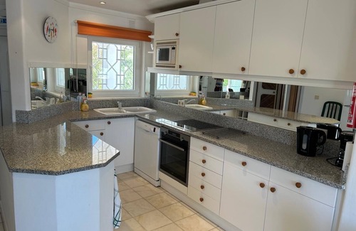 Albufeira Wohnung | Geräumige 2-Bett-Apt. Terrassen, reife Gärten, Meerblick und Nutzung von Gemeinschaftspools