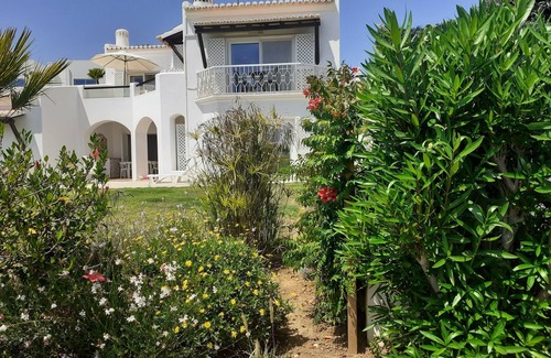 Albufeira Wohnung | Geräumige 2-Bett-Apt. Terrassen, reife Gärten, Meerblick und Nutzung von Gemeinschaftspools