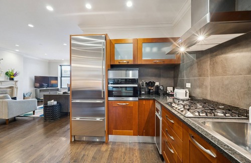 Gold Coast Wohnung | Spacious 2 Bed Downtown Chicago with Housekeeping and Laundry. Dogs Welcome.