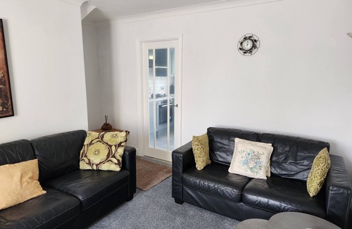Bickershaw Haus | Spacious 2 bed house for commuters