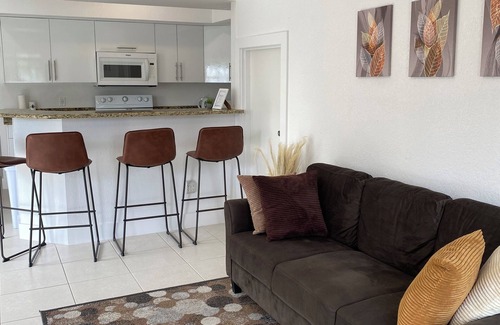Bodden Town Wohnung | Spacious 2-bedroom apartment in Bodden Town with WiFi and AC