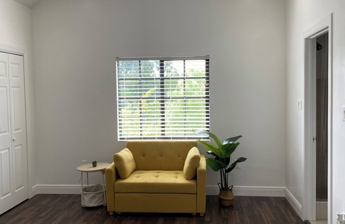 Bodden Town Wohnung | Spacious 2-bedroom apartment in Bodden Town with WiFi and AC