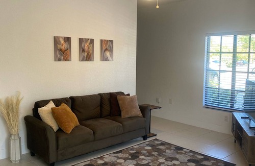 Bodden Town Wohnung | Spacious 2-bedroom apartment in Bodden Town with WiFi and AC