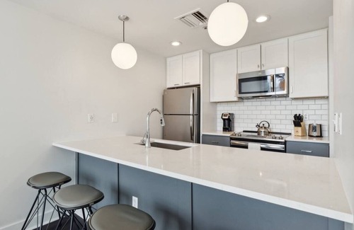 Downtown Pittsburgh Hotel | Spacious 2BR Apartment | Family-Ready Stay | Near Science Center | 2 Units