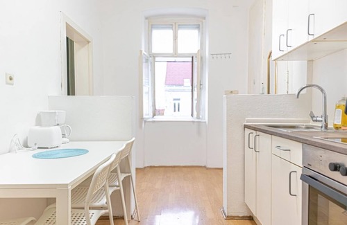Neulerchenfeld Wohnung | Spacious 2BR Apt. @ Wiener Stadthalle/Well Located