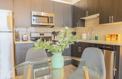 Near South Side Haus | Spacious 2BR Group Stay near McCormick & Wintrust