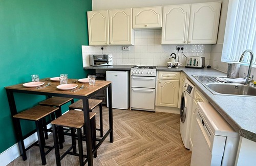 Wolverhampton Haus | Spacious 3-Bed Contractor-Friendly with Parking in Wolverhampton