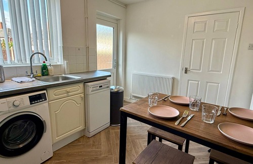 Wolverhampton Haus | Spacious 3-Bed Contractor-Friendly with Parking in Wolverhampton