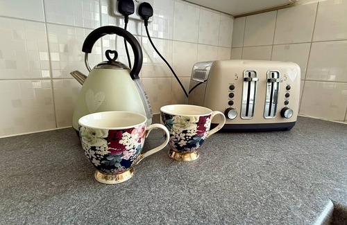 Wolverhampton Haus | Spacious 3-Bed Contractor-Friendly with Parking in Wolverhampton