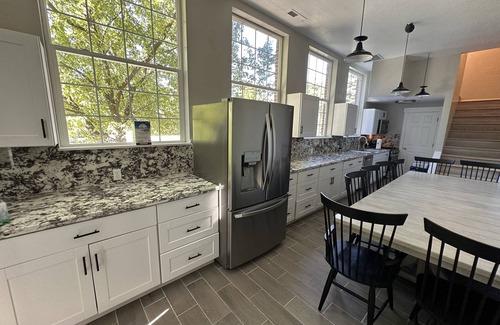 Layton Wohnung | Spacious 3-bedroom apartment with pool, hot tub, and fitness room in Layton, UT