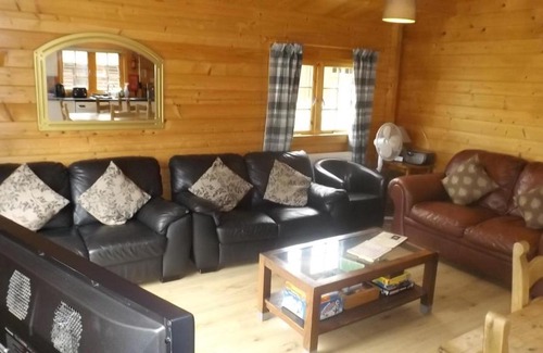 Offenham Haus | Spacious 3 bedroom cabin at Avonvale Holiday Lodge