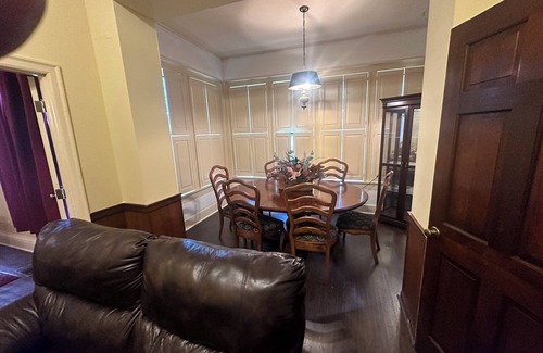 Indianola Haus | Spacious 3-bedroom estate in charming Indianola with AC, WiFi