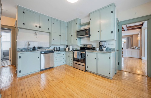 Worcester Wohnung | Spacious 3-Bedroom Rustic Apartment Near UMass Memorial & Downtown