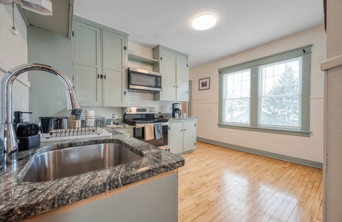 Worcester Wohnung | Spacious 3-Bedroom Rustic Apartment Near UMass Memorial & Downtown