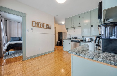 Worcester Wohnung | Spacious 3-Bedroom Rustic Apartment Near UMass Memorial & Downtown