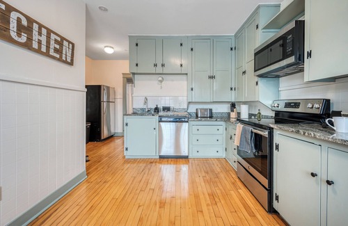 Worcester Wohnung | Spacious 3-Bedroom Rustic Apartment Near UMass Memorial & Downtown