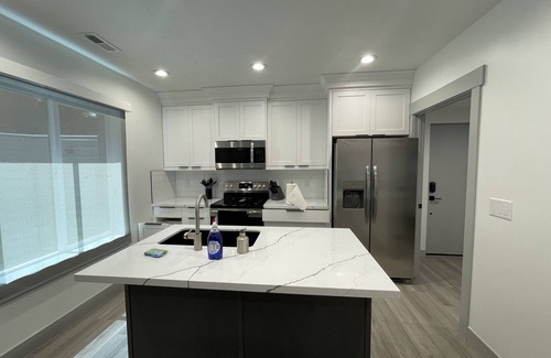 Murray Haus | Spacious 3 Bedrooms with 2 King Beds and 2 Bathrooms