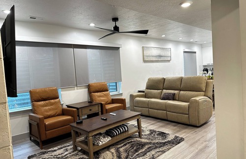 Murray Haus | Spacious 3 Bedrooms with 2 King Beds and 2 Bathrooms